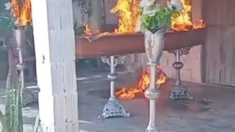 s imagens mostram o caixão em chamas durante o velório no Trairi, Ceará. / Crédito: reprodução/vídeo Leia mais em: https://www.opovo.com.br/noticias/ceara/trairi/2025/04/01/criminosos-ateiam-fogo-em-corpo-durante-velorio-