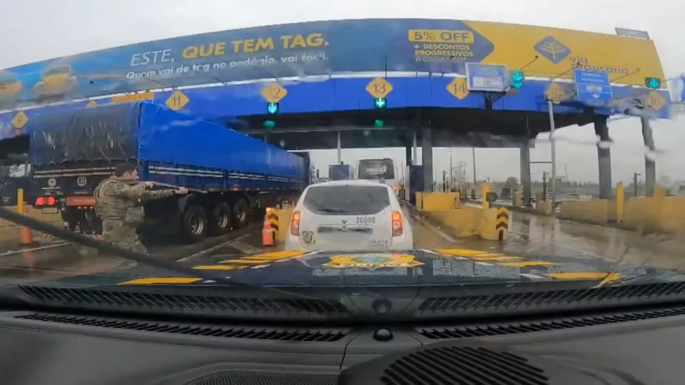 Video - Carro clonado com adesivos da Polícia Científica é apreendido com maconha na BR-277