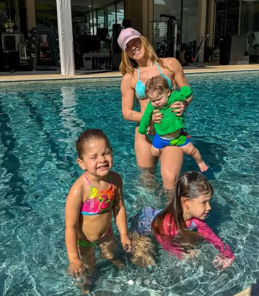 Virginia Fonseca curte piscina da sua mansão com os filhos e exibe tanquinho 'supersarado': 'Domingando'