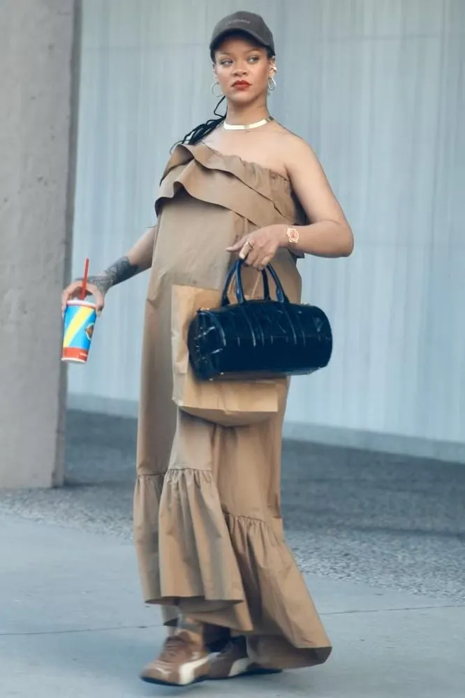 Vem aí? Rihanna ostenta barrigão durante passeio e fãs apontam: 'Tá perto de parir'