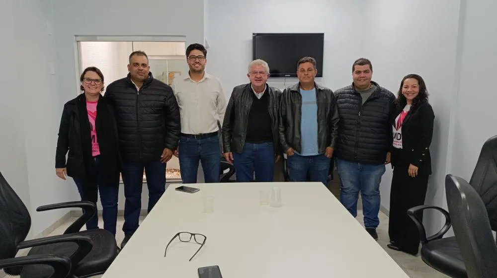 Reunião na Câmara de Altônia fortalece diálogo entre gestão municipal e deputado Luiz Nishimori