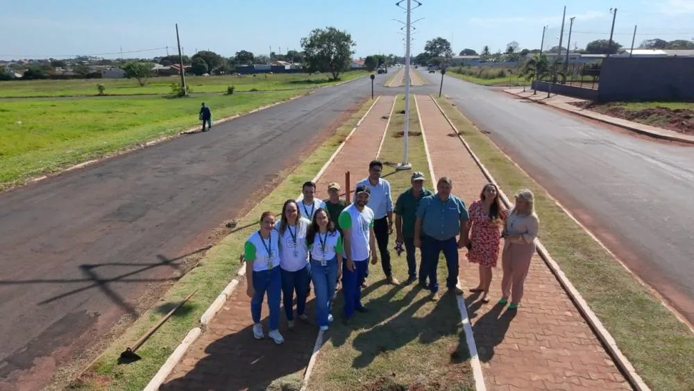 Cooperativa Cocamar e Prefeitura de Altônia realizam ação do Dia C com plantio de Ipê Branco na Avenida 15 de Novembro