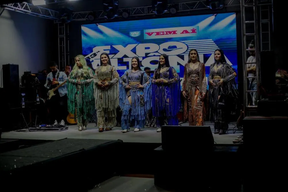 Maria Vitória é coroada Rainha da Expo Altônia 2025 em baile de lançamento oficial