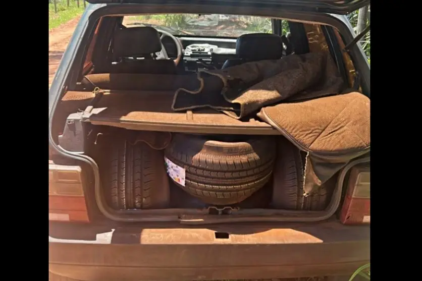 PM apreende Fiat Uno carregado com 35 pneus contrabandeados em Perobal