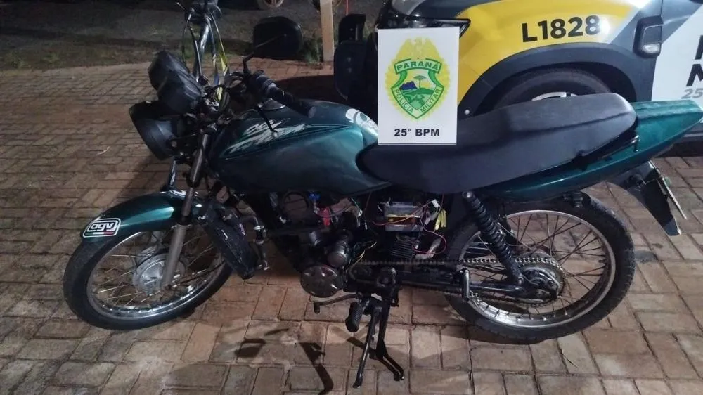 POLÍCIA MILITAR APREENDE MOTOCICLETA COM ESCAPAMENTO BARULHENTO EM PÉROLA