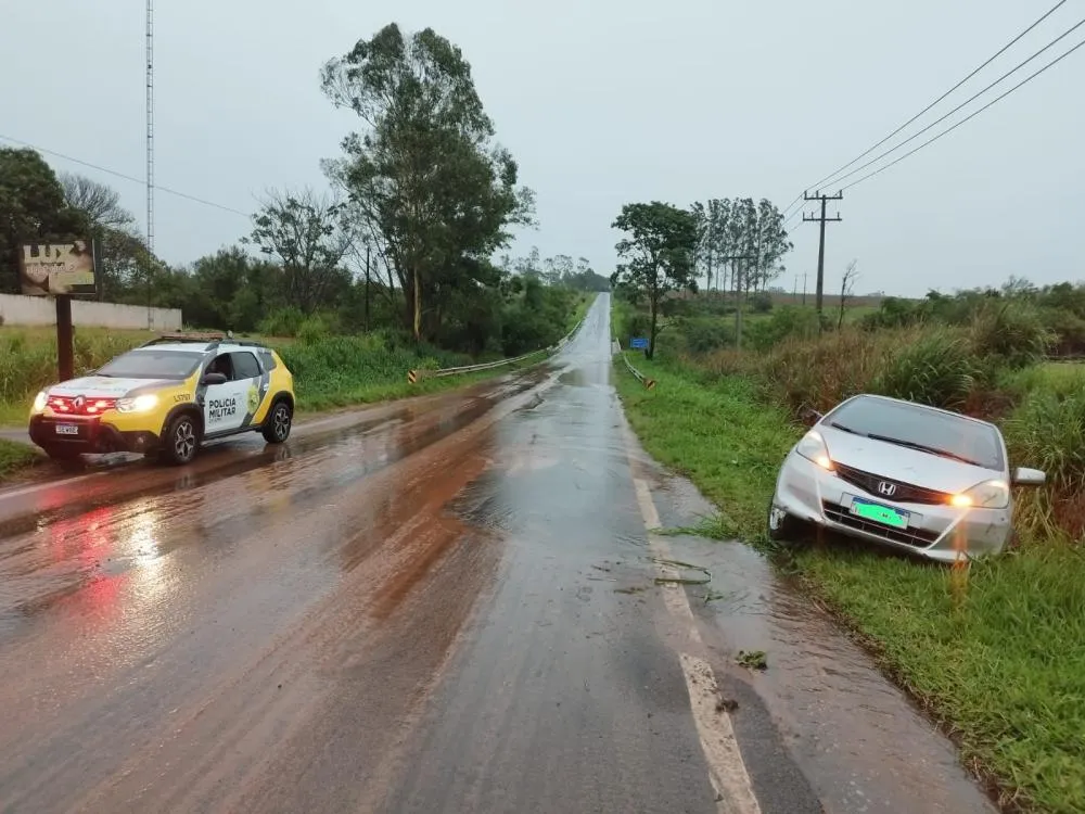 Carro roda na pista em Altônia e mobiliza Corpo de Bombeiros e Polícia Militar