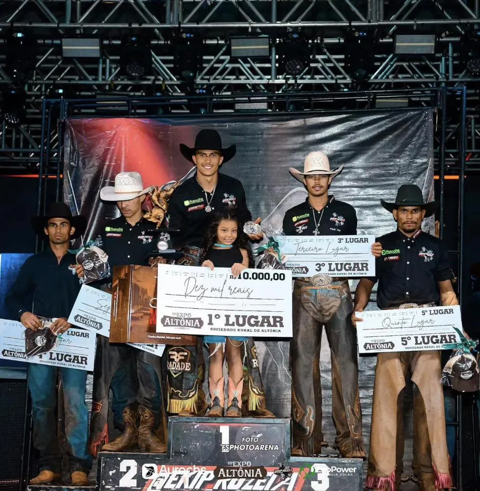 33ª Expo Altônia reúne grande público, autoridades e emoções no rodeio; final do touro consagra campeões mesmo com chuva