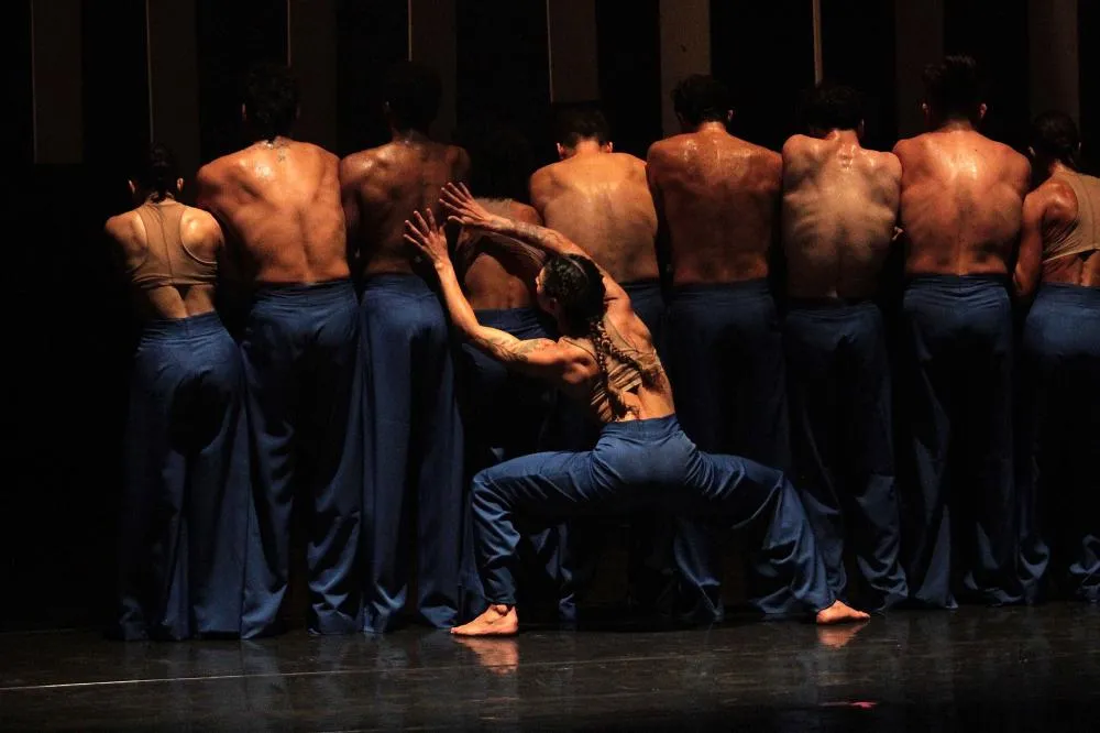 Balé Teatro Guaíra encanta estudantes antes do embarque da turnê em Portugal